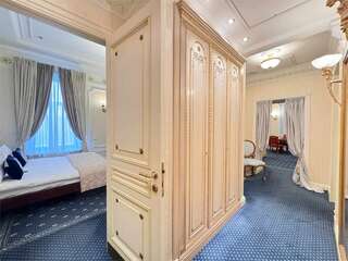 Гостиница Талион Империал Санкт-Петербург Люкс "Дворянский" с видом на Строгановский дворец и реку Мойку-9