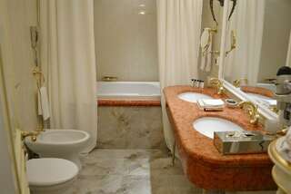 Гостиница Талион Империал Санкт-Петербург Люкс "Сорренто. Горький" с видом на реку Мойку и купол Казанского собора-9